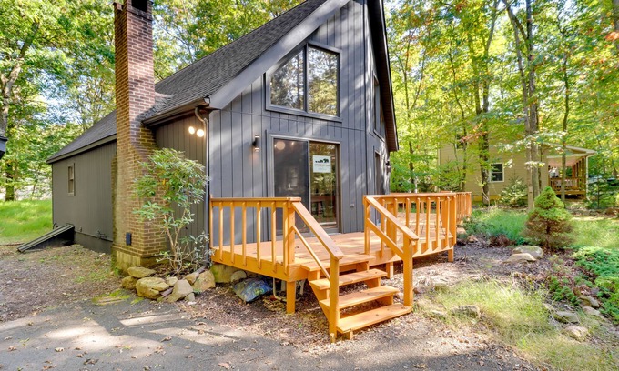 Albrightsville Cabin | Modern Poconos Cabin with Beach Access and Pool Amenities