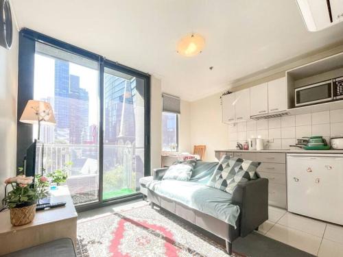 Chinatown Apartment | Modern 2B1B in CBD, Steps from QV Shopping Centre