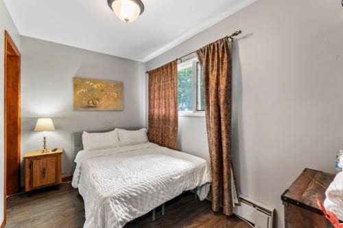 Airport Heights Community Council House | Cozy Hotel Retreat: Family-Friendly and Budget-Conscious