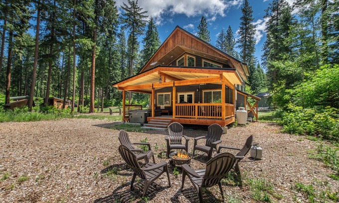 Leavenworth House | Compass Cabin: Cozy Retreat with Hot Tub & Pet-Friendly Perks