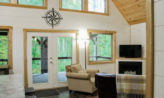 Tellico Plains Cabin | Mountain Retreat: Compass Cabin with Kitchen and Breakfast