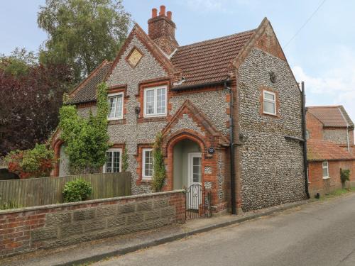 Bodham House | Cozy Compass Cottage: Pet-Friendly Retreat for Families