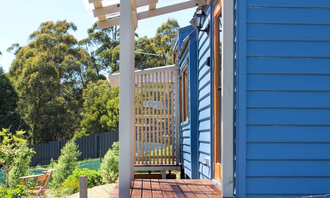 Forthside Cabin | Discover Compass Hut: Top-Rated Stay with Restaurant & Kitchen