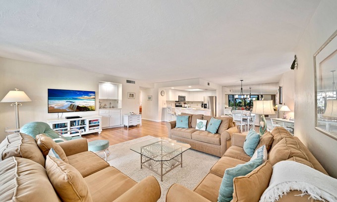 Sanibel Condo | Cozy Compass Pointe #201: Oceanfront Getaway on Sanibel