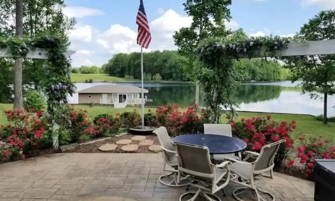 Mineral House | Escape to Compass Points: Relax with Lake Views & Pool