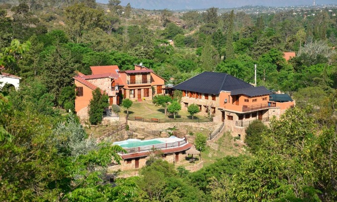 Tanti Cabin | Pet-Friendly Complejo La Cascada de Tanti with Pool & Breakfast