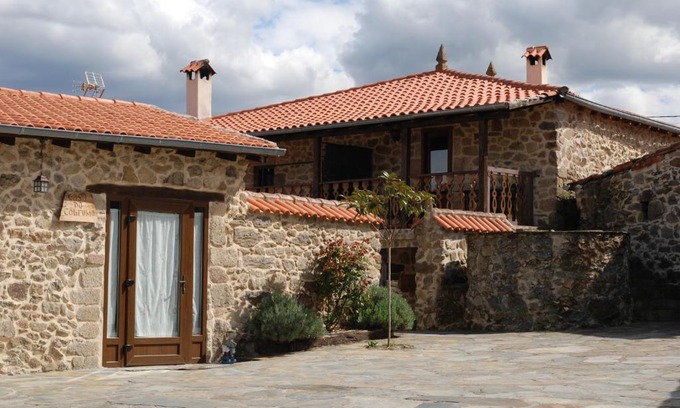 Vilamelle Apartment | Relax at Complejo Rural Aira Sacra with Ocean Views
