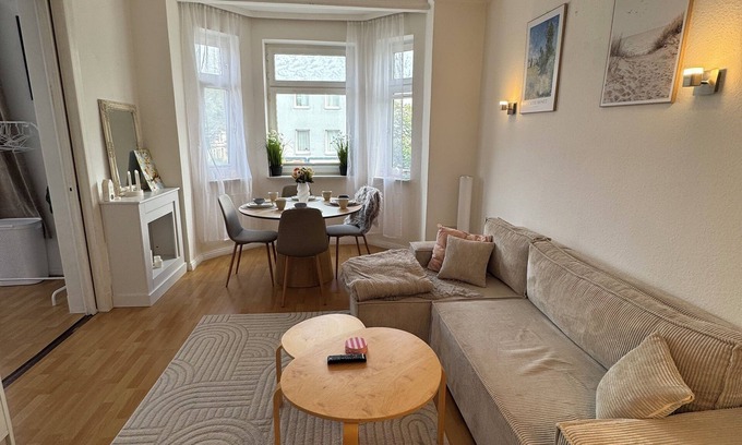 Gaarden-Sud - Kronsburg Apartment | Complete: 2-room apartment centrally located in an old building
