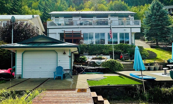 Olympia Apartment | Complete Apartment with Sunroom, Hot Tub & Pool Access
