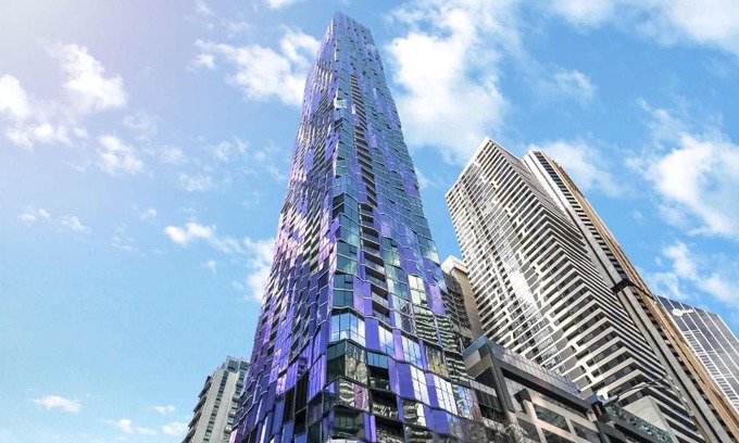 Melbourne Central Business District Apartment | Top-Rated Host CBD Lighthouse Apartments with Accessibility
