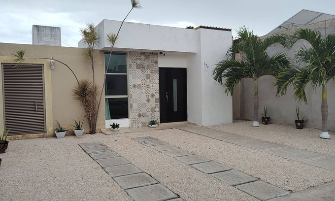 Merida Municipality House | Complete house "Azucenas" Wifi, A/C, Netflix, Pool, 24 hrs. security.