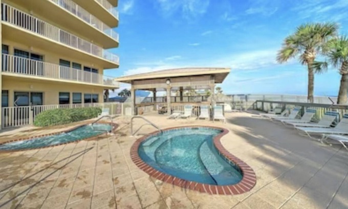 Thomas Drive Condo | Oceanfront Condo with Huge Balcony & Top-Rated Amenities