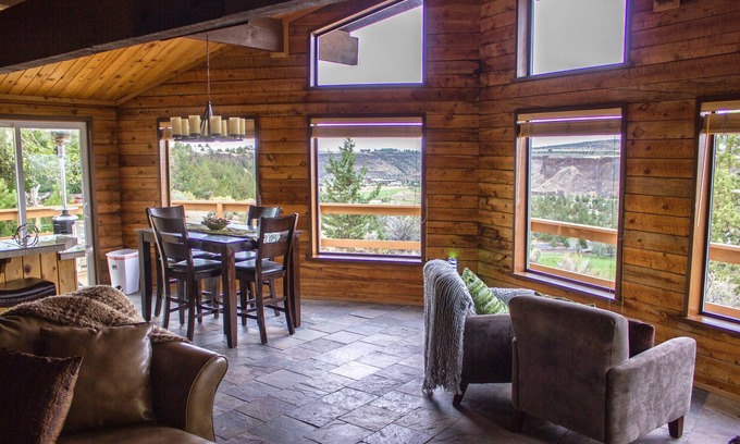 Crooked River Ranch House | Golfers Paradise: Remodeled Retreat with Pool & Breakfast
