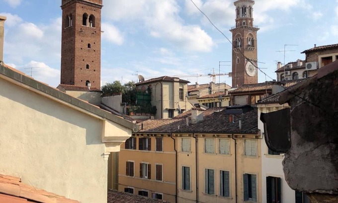 Citta Antica Apartment | Elegant Apartment with Balcony & Tower Views in Verona