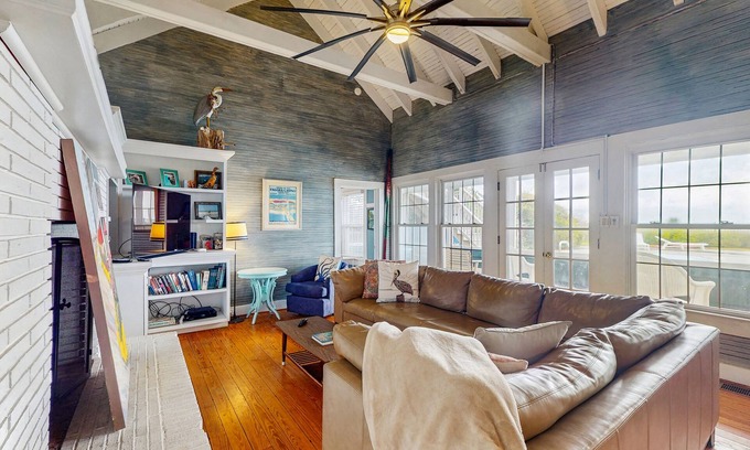 Atlantic Beach Cottage | Oceanfront Home with Private Pool & Amazing 9.6/10 Rating