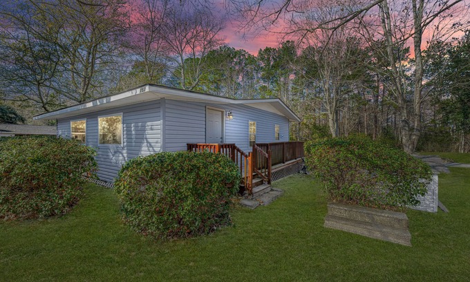 Moncks Corner Cottage | Renovated Lake House with Dock, Deck & Guest Rated 9.4