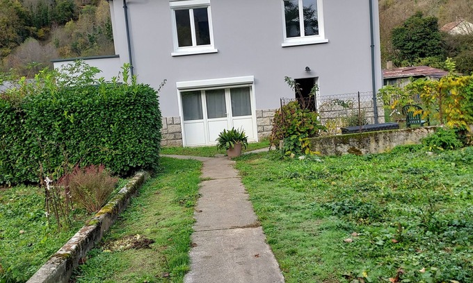 Auzat Villa | Renovated 3-Bedroom House with Large Garden & Child-Friendly