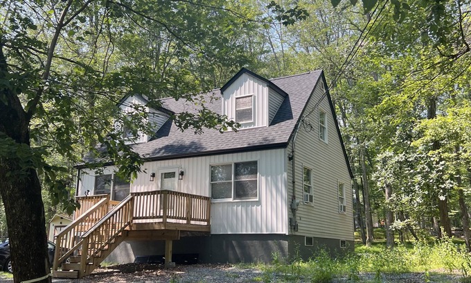 Lackawaxen House | Renovated Home with Pool & Steps to Ski Slopes - 10/10 Rating