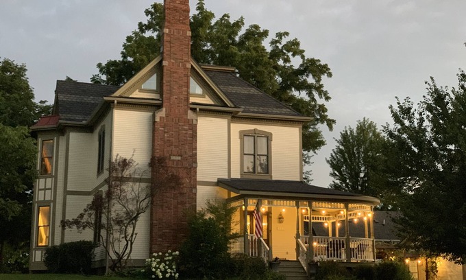 Independence House | Beautifully Restored 1885 Queen Ann Home Near Temple Lot
