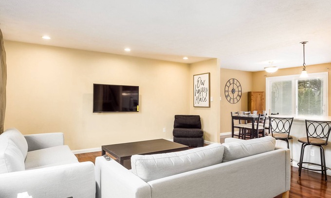 Columbus House | Updated 4-Bedroom Home with Deck & Pet-Friendly Amenities