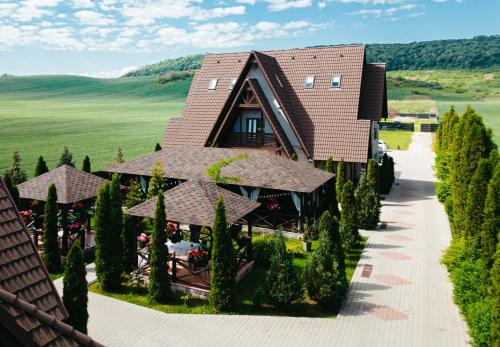 Onesti House | Discover Complex Hanul Cavalerului: Family-Friendly Retreat