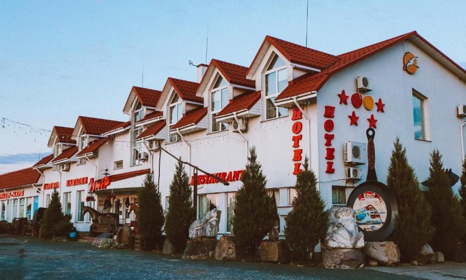 Velyka Omelyana Hotel | Discover Complex Khutor: Oceanfront Retreat with Pool