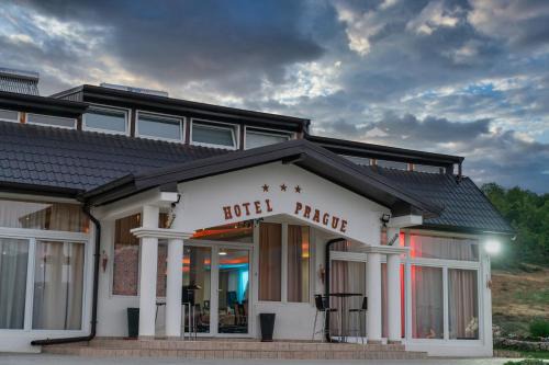Southwestern Region Resort | Top-Rated Hotel Praga: Oceanfront Bliss with Spa & Pool