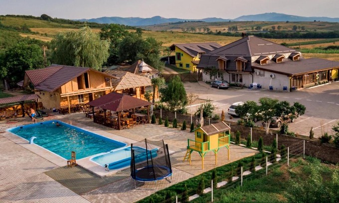 Bozovici House | Discover Complex Stefanesti: Oceanfront Oasis with Spa & Pool