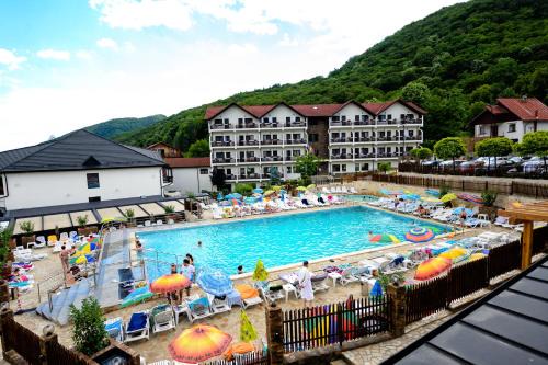 Caciulata Hotel | Inviting Complex Turistic Casa Romaneasca with Ocean View