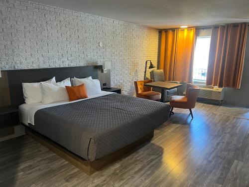Mont-Laurier Hotel | Discover Complexe Dix80: Pet-Friendly with Great Amenities