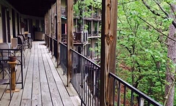 Branson Hotel | Family-Friendly Compton Ridge Resort with Pool & Dining