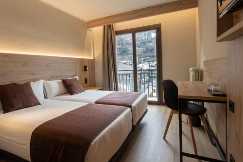 Les Escaldes Hotel | Inviting Comtes d’Urgell: Family-Friendly Stay with Pool