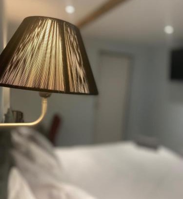 Selby Hotel | Pet-Friendly Getaway at Comus Inn with Breakfast Included