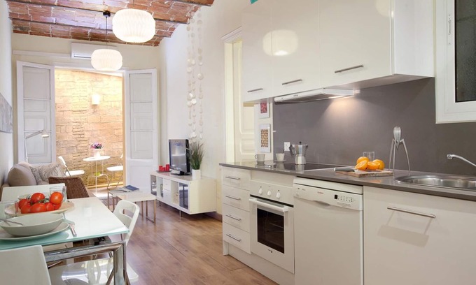 el Camp d'en Grassot i Gracia Nova Apartment | Stylish Con Gracia Apartment with Spa & Family Amenities