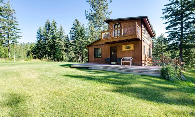 Okanogan Cabin | Secluded Conconully Cabin with Kitchen & Spa Amenities