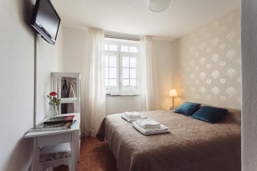 Atouguia da Baleia House | Cozy YEY Atouguia da Baleia with Oceanfront Amenities