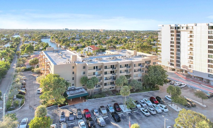 Lauderdale-by-the-Sea Condo | Beachside Condo with Balcony & Sunset Views near Ocean