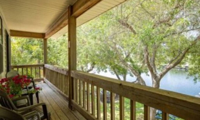 Burnet Condo | Serene Condo 13 with Gorgeous Lake Views and Pool Access