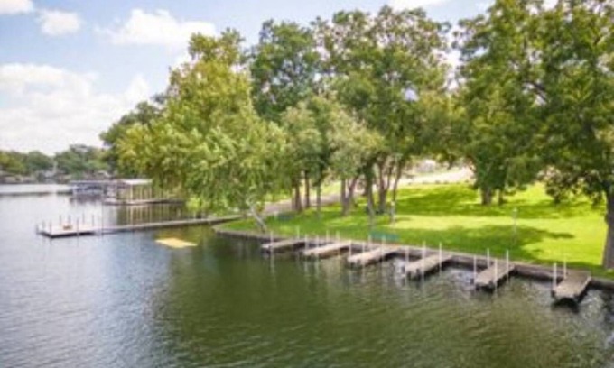 Burnet Condo | Scenic Lake View Condo 17 with Pool and Pet-Friendly Perks