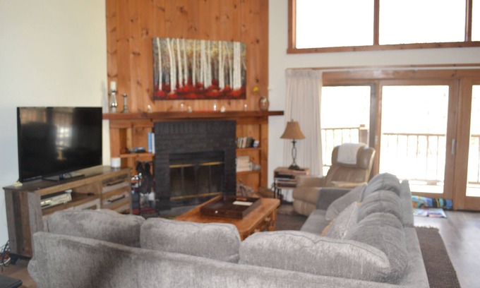 West Dover Condo | Convenient Condo Near Mt. Snow with Pool and Spa Access