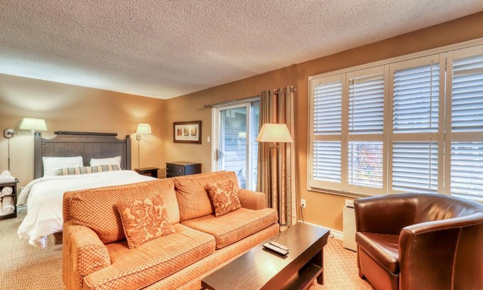 Craigleith Hotel | Pet-Friendly Condo 606 at North Creek Resort with Pool