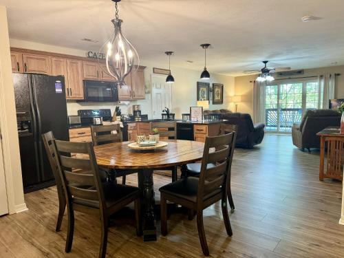 Hollister Apartment | Cozy Condo A-2 at Vickery Resort with Pool & Breakfast