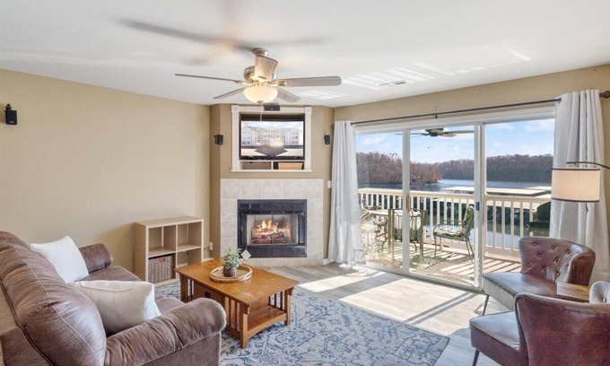 Osage Beach Condo | Lakefront Getaway at Parkview Bay - Pool, Breakfast & More