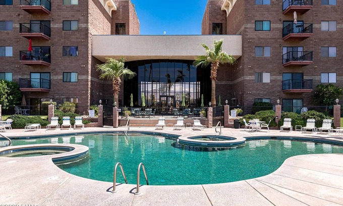 Lake Havasu City Condo | Beautiful Condo by the Lake with Heated Pool & Breakfast