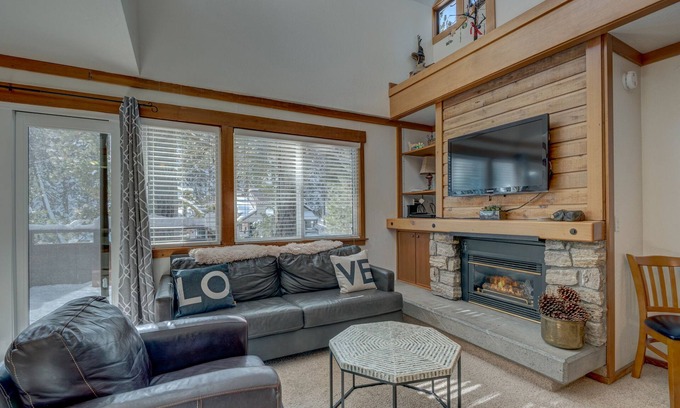 Tahoe Woods Condo | Cozy Condo Near Ski Hill with Balcony & Hot Tub Retreat