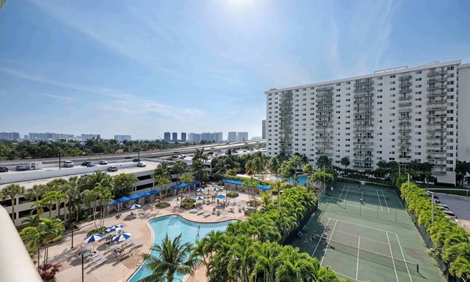 Sunny Isles Beach Condo | Condo close to the Beach | 4 Guests | Pool, Gym, Tennis