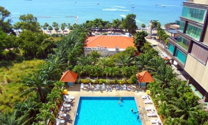Pattaya Bay House | Oceanfront Getaway: Condo Express View Talay 6 Awaits