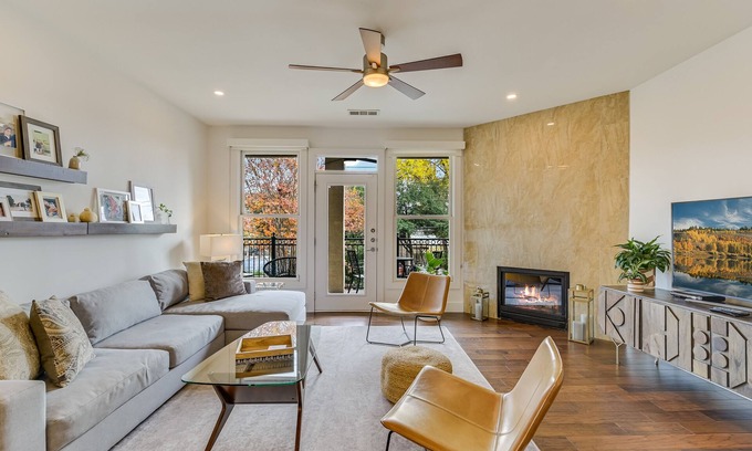 Austin Condo | Cozy Condo in Austin with Lake View & Spa Amenities