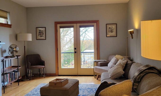 Corbett - Terwilliger - Lair Hill Condo | Prime Condo in the Heart of SW Portland - 10/10 Rated Stay