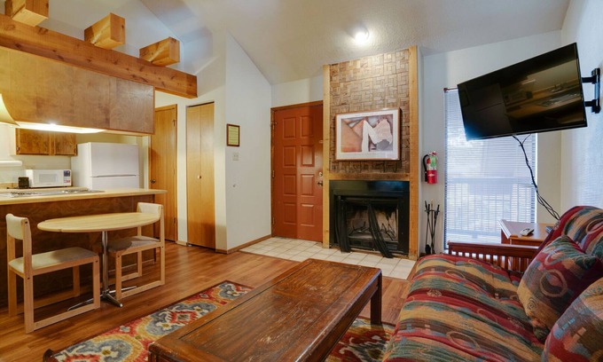 Angel Fire Condo | Modern Condo Steps from Chile Express with Breakfast Included
